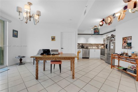 Condo in Miami, Florida, 2 bedrooms  № 2045379 - photo 10