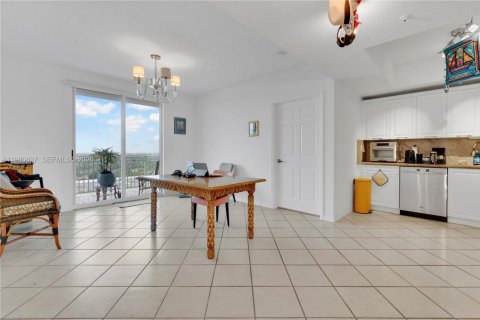Condo in Miami, Florida, 2 bedrooms  № 2045379 - photo 9