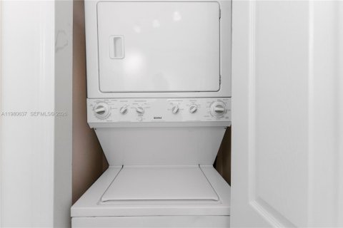 Condo in Miami, Florida, 2 bedrooms  № 2045379 - photo 16