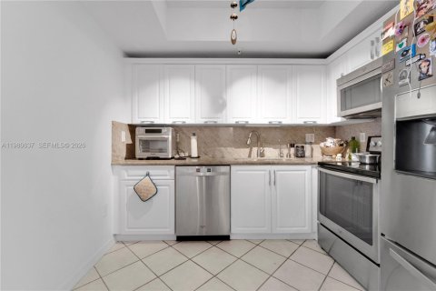 Condo in Miami, Florida, 2 bedrooms  № 2045379 - photo 6