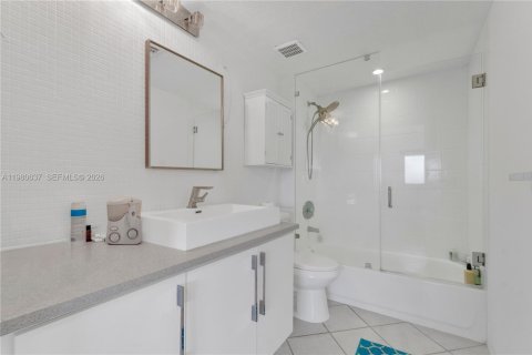 Condo in Miami, Florida, 2 bedrooms  № 2045379 - photo 14