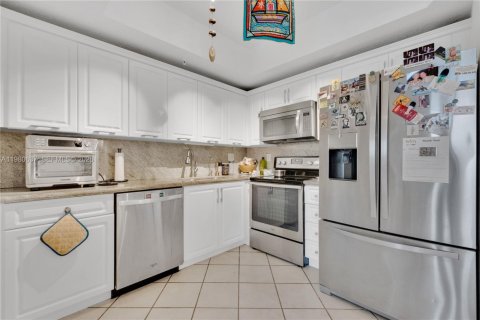 Condo in Miami, Florida, 2 bedrooms  № 2045379 - photo 7