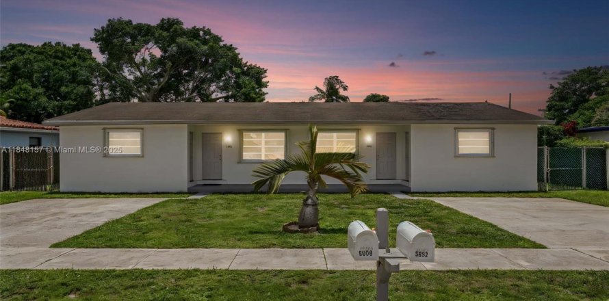 Commercial property in Hollywood, Florida 178 sq.m. № 1850695