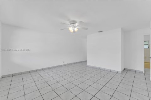 Commercial property in Hollywood, Florida 178 sq.m. № 1850695 - photo 21