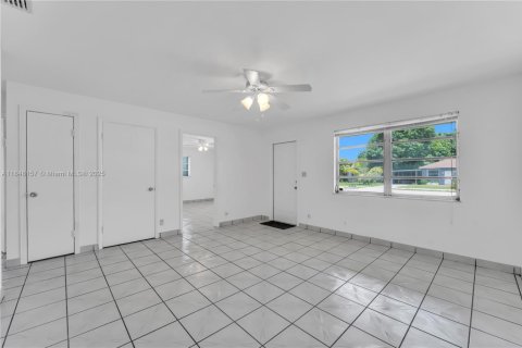 Commercial property in Hollywood, Florida 178 sq.m. № 1850695 - photo 24