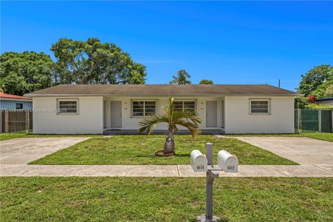 Commercial property in Hollywood, Florida 178 sq.m. № 1850695 - photo 2