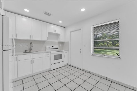 Commercial property in Hollywood, Florida 178 sq.m. № 1850695 - photo 11