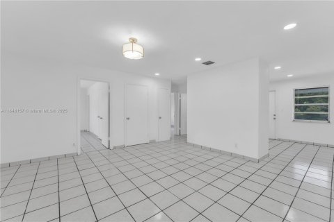 Commercial property in Hollywood, Florida 178 sq.m. № 1850695 - photo 10