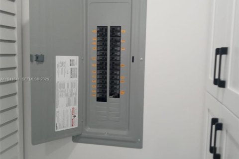 House in Miami, Florida 4 bedrooms, 141.21 sq.m. № 1999904 - photo 26