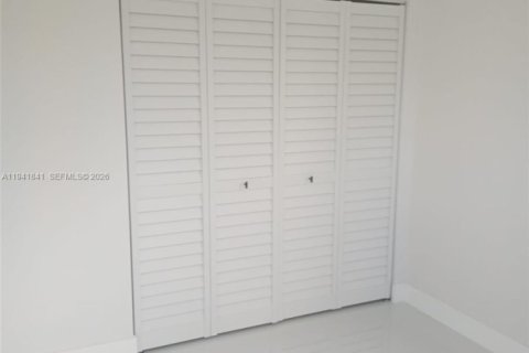 House in Miami, Florida 4 bedrooms, 141.21 sq.m. № 1999904 - photo 21