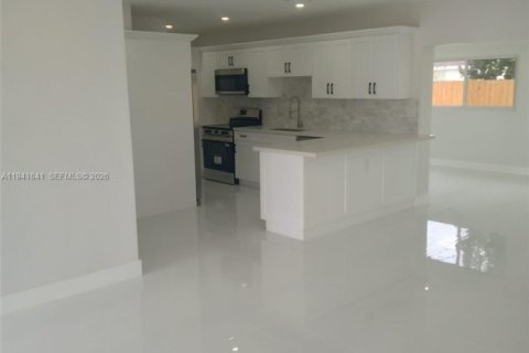 House in Miami, Florida 4 bedrooms, 141.21 sq.m. № 1999904 - photo 8