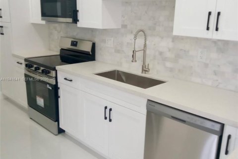 House in Miami, Florida 4 bedrooms, 141.21 sq.m. № 1999904 - photo 11