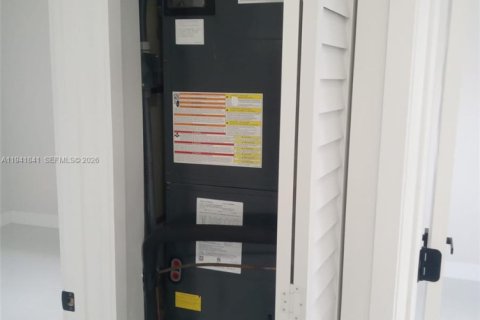 House in Miami, Florida 4 bedrooms, 141.21 sq.m. № 1999904 - photo 28