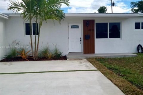 House in Miami, Florida 4 bedrooms, 141.21 sq.m. № 1999904 - photo 5