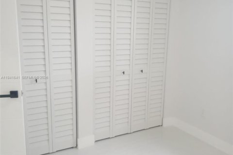 House in Miami, Florida 4 bedrooms, 141.21 sq.m. № 1999904 - photo 15