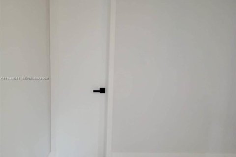 House in Miami, Florida 4 bedrooms, 141.21 sq.m. № 1999904 - photo 17