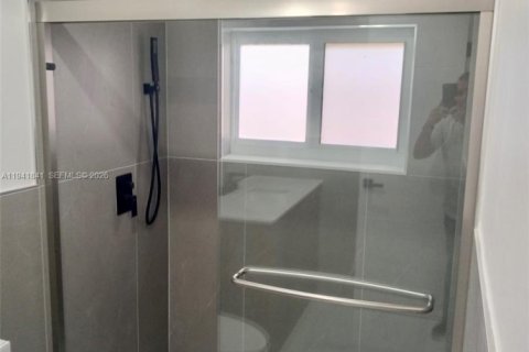 House in Miami, Florida 4 bedrooms, 141.21 sq.m. № 1999904 - photo 24