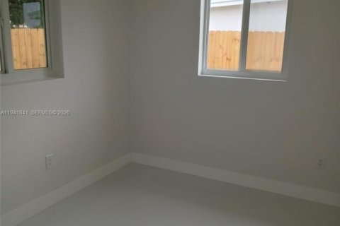 House in Miami, Florida 4 bedrooms, 141.21 sq.m. № 1999904 - photo 18