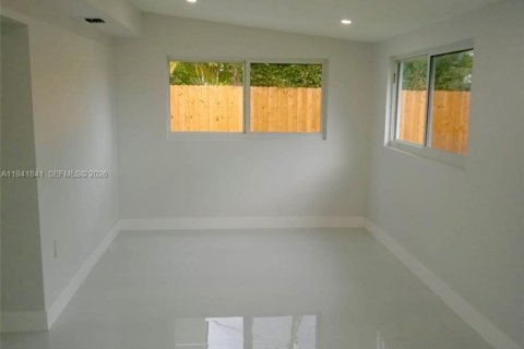 House in Miami, Florida 4 bedrooms, 141.21 sq.m. № 1999904 - photo 12