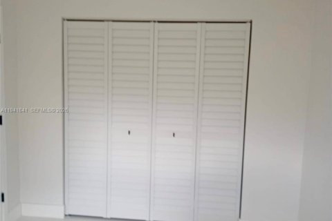 House in Miami, Florida 4 bedrooms, 141.21 sq.m. № 1999904 - photo 19