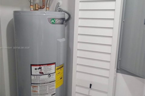 House in Miami, Florida 4 bedrooms, 141.21 sq.m. № 1999904 - photo 27