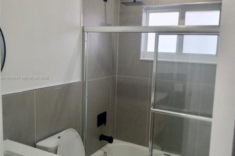 House in Miami, Florida 4 bedrooms, 141.21 sq.m. № 1999904 - photo 22