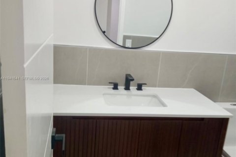 House in Miami, Florida 4 bedrooms, 141.21 sq.m. № 1999904 - photo 23