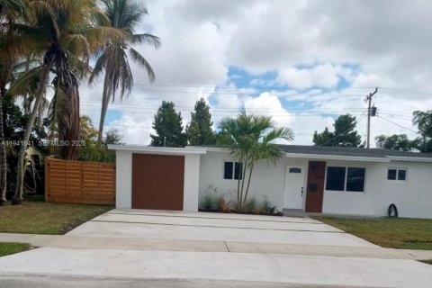 House in Miami, Florida 4 bedrooms, 141.21 sq.m. № 1999904 - photo 2