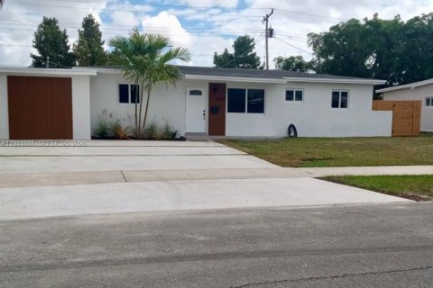 House in Miami, Florida 4 bedrooms, 141.21 sq.m. № 1999904 - photo 3