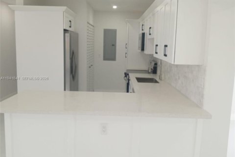 House in Miami, Florida 4 bedrooms, 141.21 sq.m. № 1999904 - photo 9