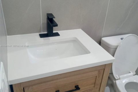 House in Miami, Florida 4 bedrooms, 141.21 sq.m. № 1999904 - photo 25