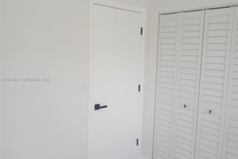 House in Miami, Florida 4 bedrooms, 141.21 sq.m. № 1999904 - photo 14