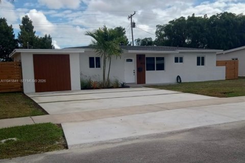 House in Miami, Florida 4 bedrooms, 141.21 sq.m. № 1999904