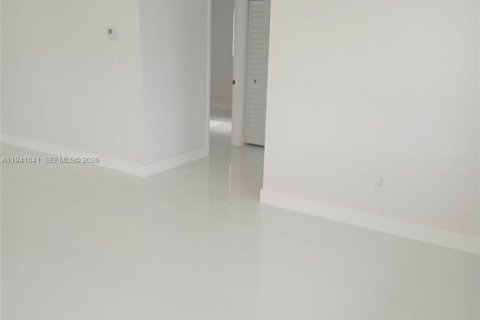 House in Miami, Florida 4 bedrooms, 141.21 sq.m. № 1999904 - photo 13