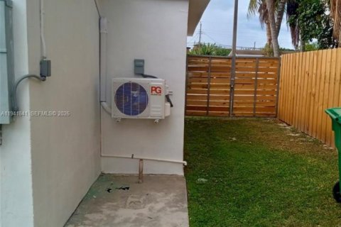 House in Miami, Florida 4 bedrooms, 141.21 sq.m. № 1999904 - photo 30