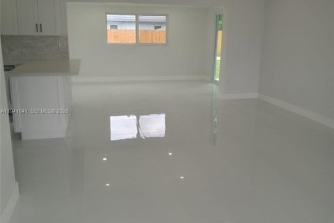 House in Miami, Florida 4 bedrooms, 141.21 sq.m. № 1999904 - photo 6