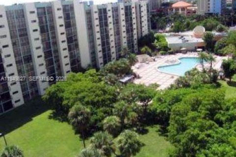 Condo in Sunny Isles Beach, Florida, 2 bedrooms № 2089928 - photo 9