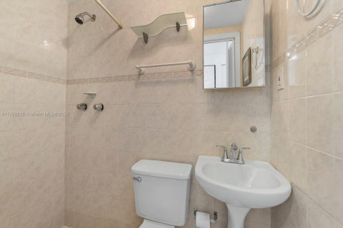 House in West Miami, Florida 3 bedrooms, 91.97 sq.m. № 1697500 - photo 13