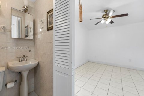 House in West Miami, Florida 3 bedrooms, 91.97 sq.m. № 1697500 - photo 12