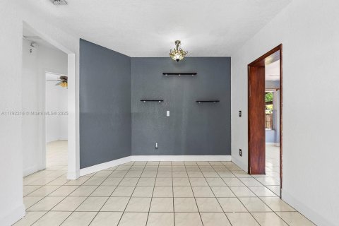 House in West Miami, Florida 3 bedrooms, 91.97 sq.m. № 1697500 - photo 4