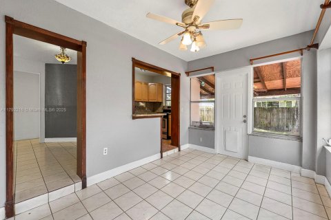 House in West Miami, Florida 3 bedrooms, 91.97 sq.m. № 1697500 - photo 10