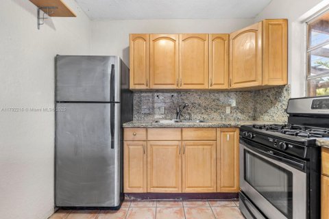 House in West Miami, Florida 3 bedrooms, 91.97 sq.m. № 1697500 - photo 9
