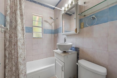 House in West Miami, Florida 3 bedrooms, 91.97 sq.m. № 1697500 - photo 7