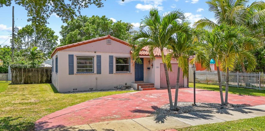 House in West Miami, Florida 3 bedrooms, 91.97 sq.m. № 1697500