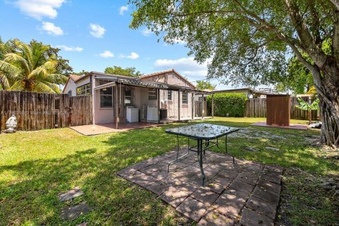 House in West Miami, Florida 3 bedrooms, 91.97 sq.m. № 1697500 - photo 15