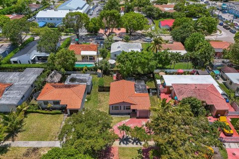 House in West Miami, Florida 3 bedrooms, 91.97 sq.m. № 1697500 - photo 3
