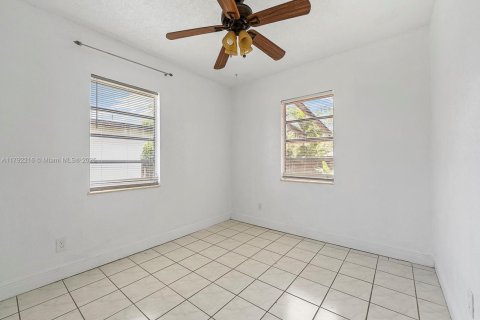 House in West Miami, Florida 3 bedrooms, 91.97 sq.m. № 1697500 - photo 8