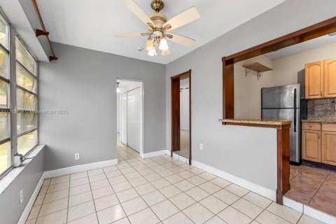 House in West Miami, Florida 3 bedrooms, 91.97 sq.m. № 1697500 - photo 11