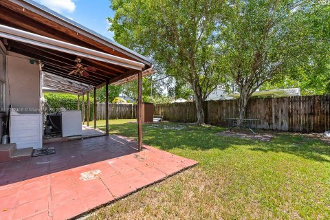 House in West Miami, Florida 3 bedrooms, 91.97 sq.m. № 1697500 - photo 14
