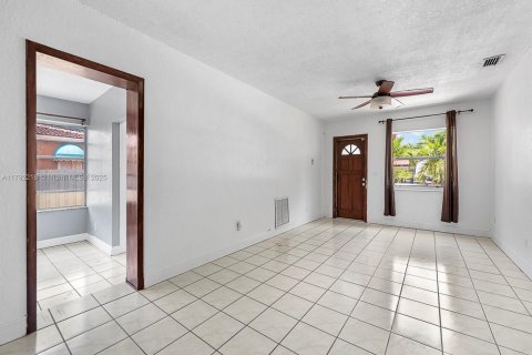 House in West Miami, Florida 3 bedrooms, 91.97 sq.m. № 1697500 - photo 5